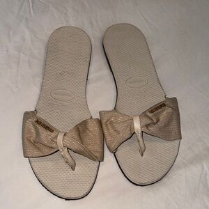 Havaianas Women’s Gold Bow Slide Sandals